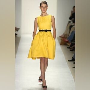 □$7,000 NEW W. TAG OSCAR DE LA RENTA ICONIC PLEATED YELLOW SILK RUNWAY DRESS 6